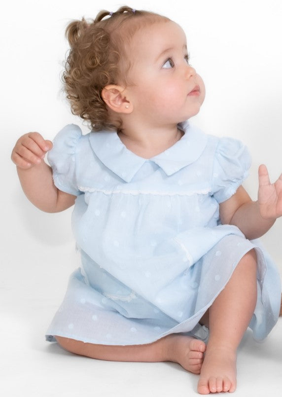 Vestido de plumetí bordado con cuello baby