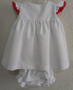 Vestido de piqué blanco con punta de bolillo rojo